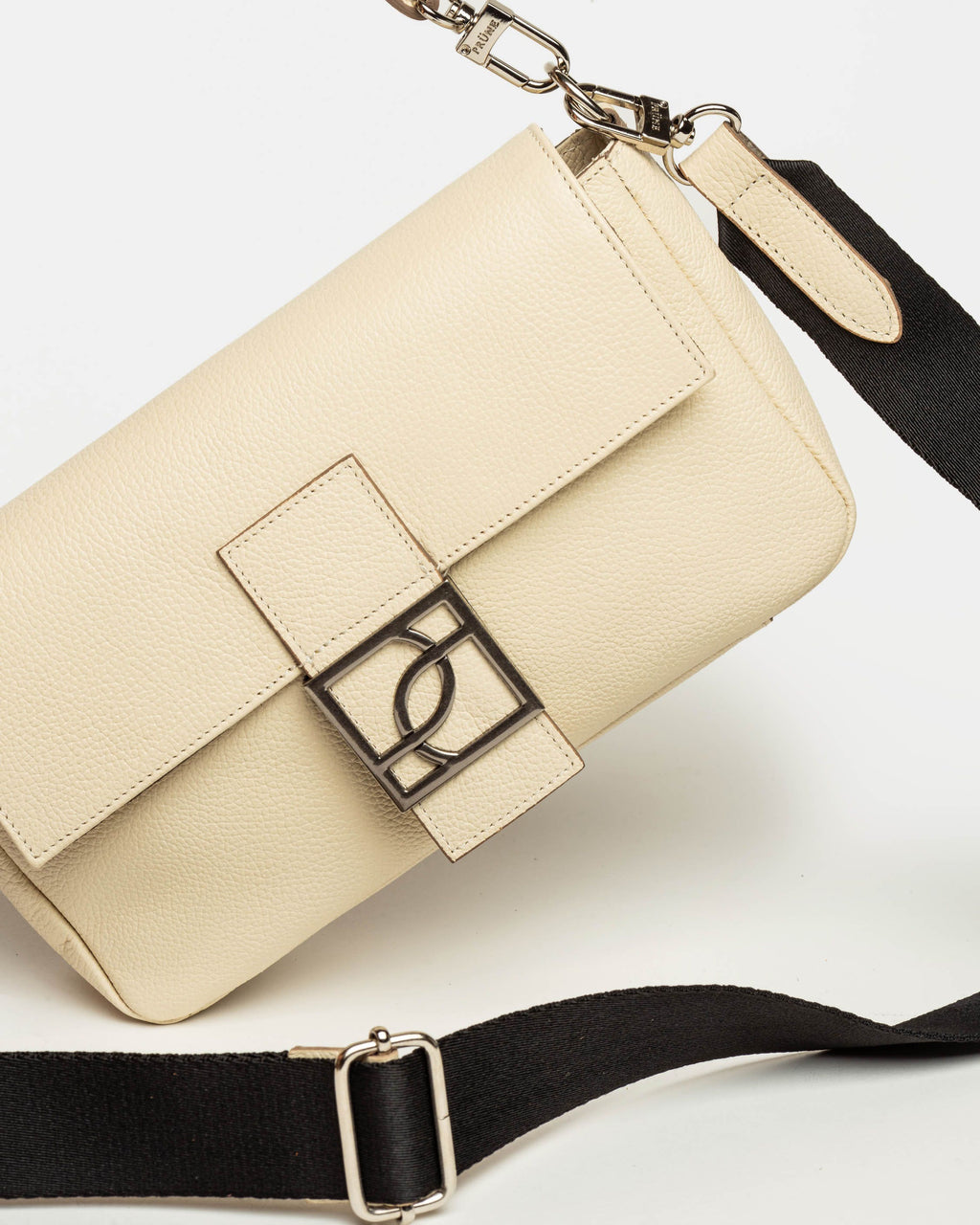 Cartera al hombro Signature en cuero graneado