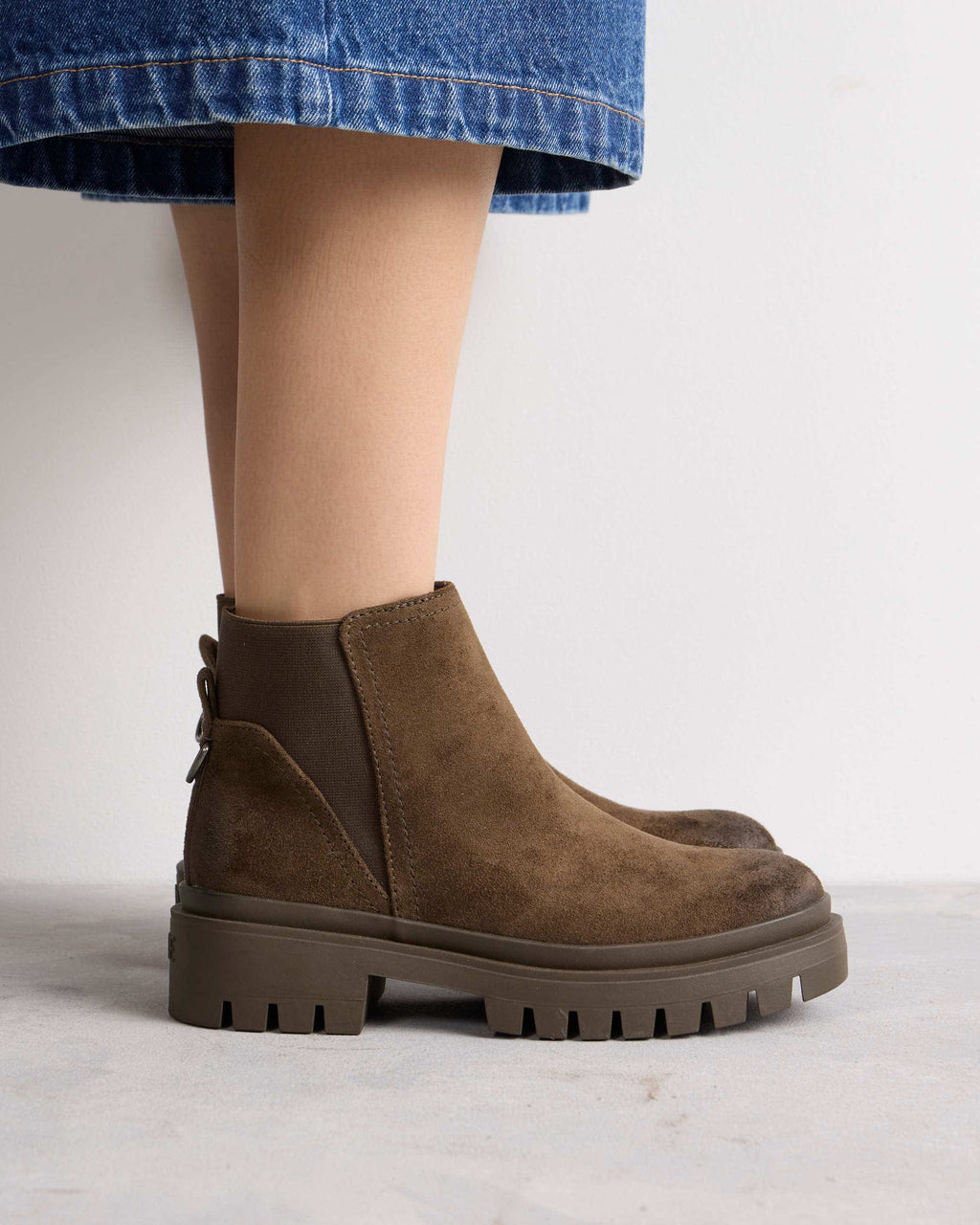 Bota caña baja Scott en efecto gamuza