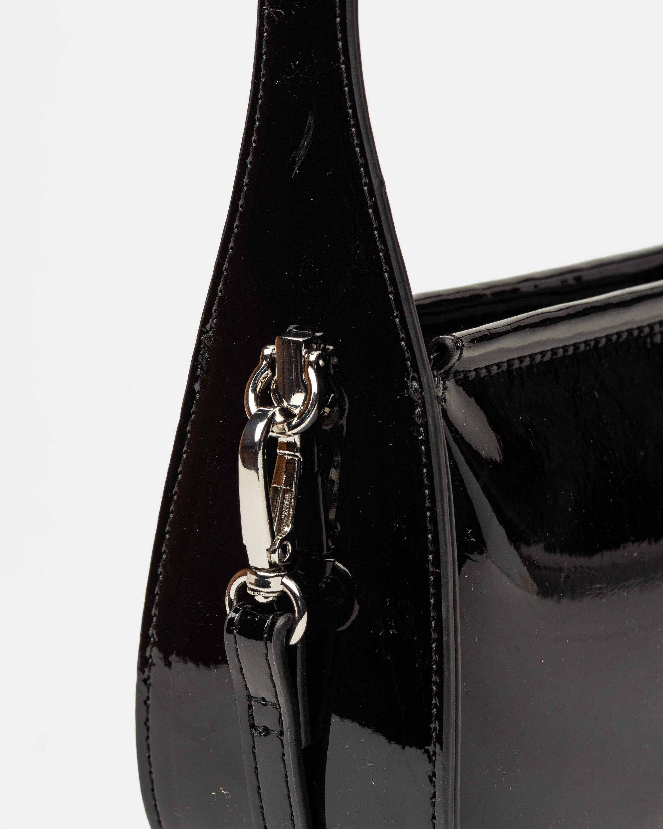 Cartera al hombro Leaf en efecto cuero charol