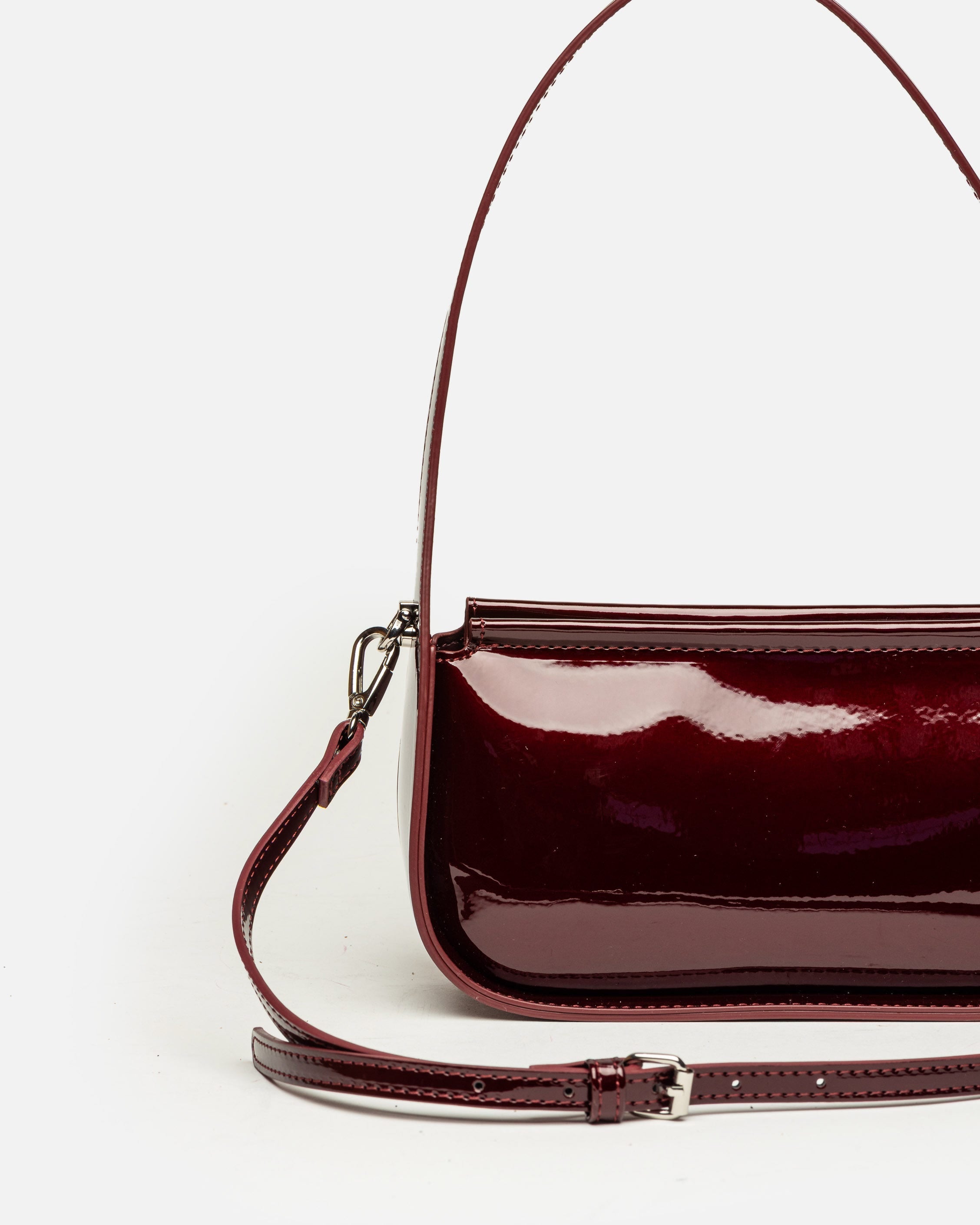 Cartera al hombro Leaf en efecto cuero charol