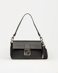 Cartera al hombro Signature en cuero graneado