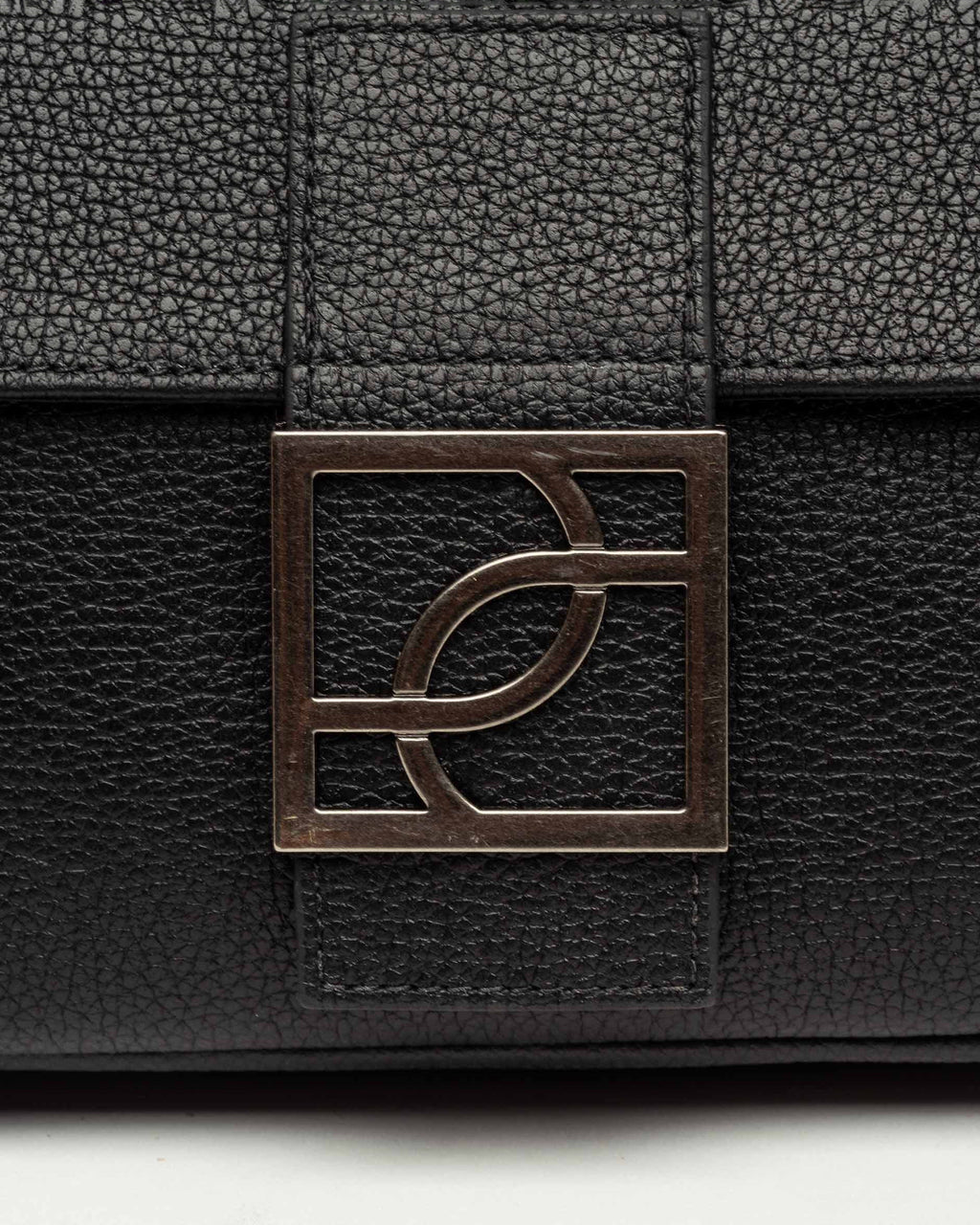 Cartera al hombro Signature en cuero graneado