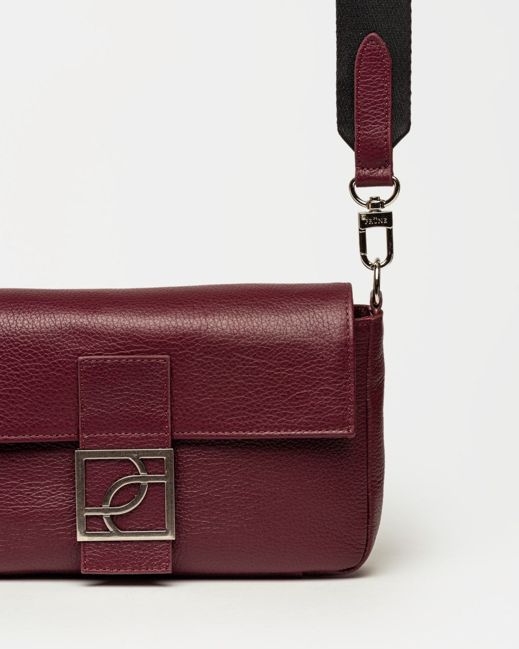 Cartera al hombro Signature en cuero graneado