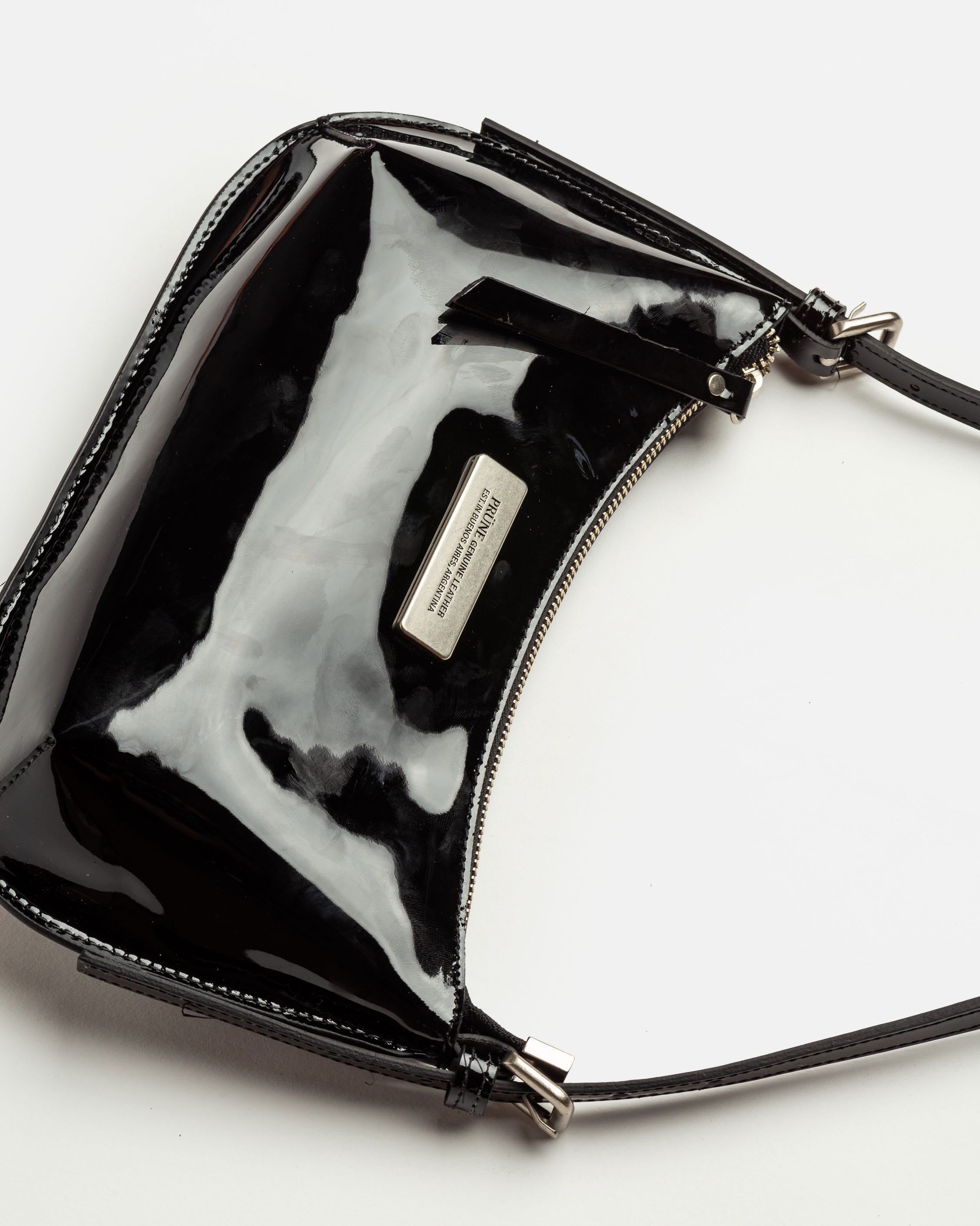 Cartera al hombro Mia en cuero charol
