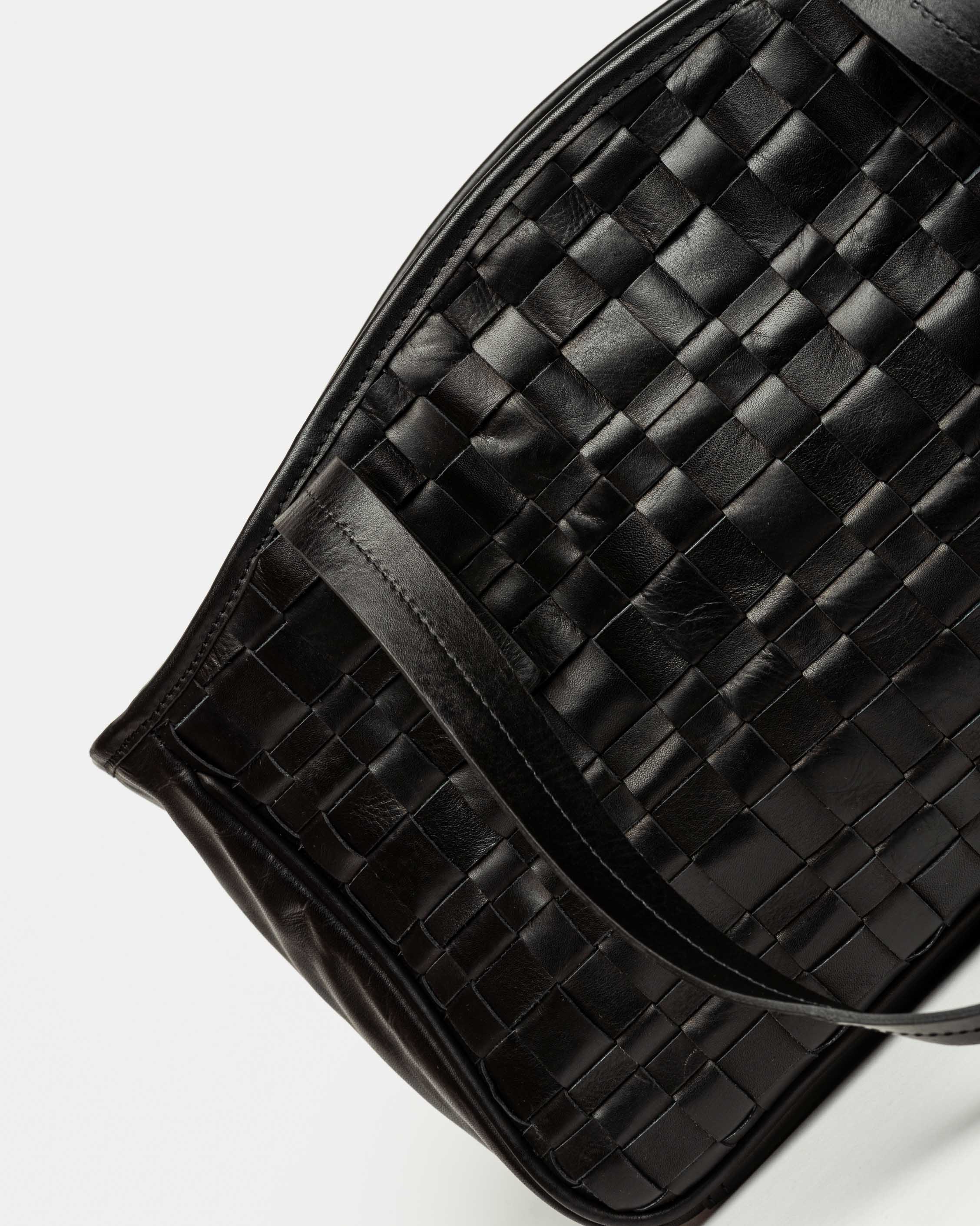 Cartera al hombro The Knit Bag en cuero graneado